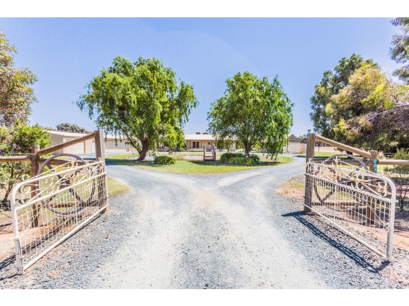 107 Latham Road, Echuca VIC 3564 First National Charles L King Sold