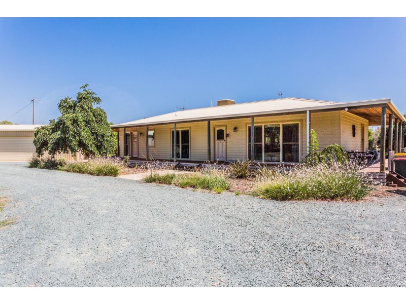 107 Latham Road, Echuca VIC 3564 First National Charles L King Sold