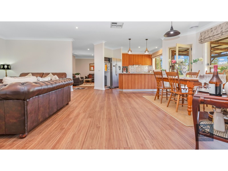 14 Kingfisher Drive West, Moama NSW 2731