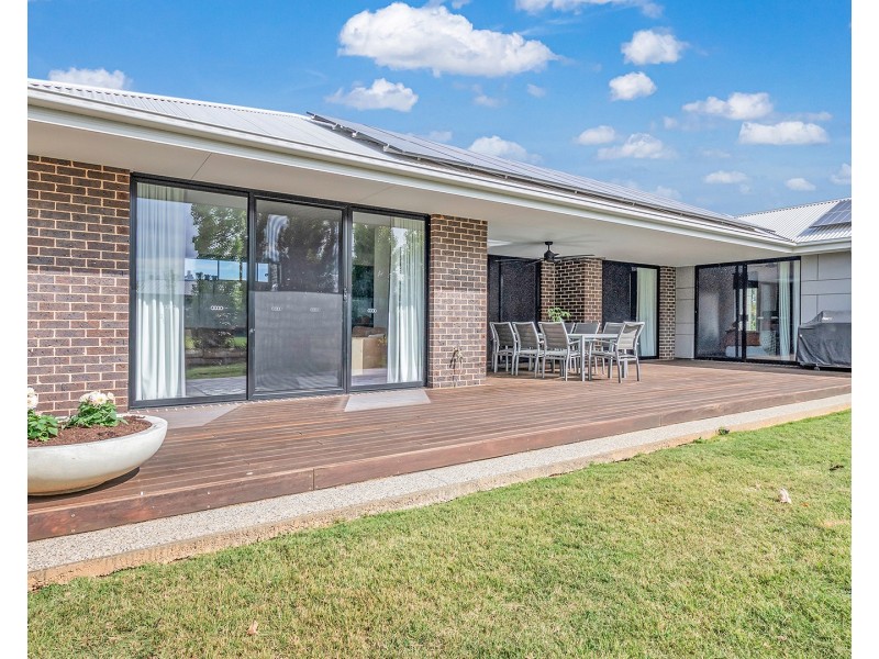 37 Pinerate Place, Echuca VIC 3564
