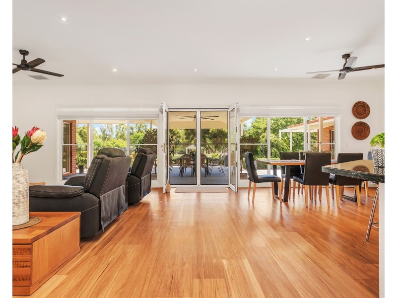 61 Schoeffel Drive, Echuca VIC 3564
