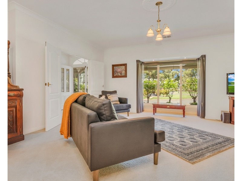 61 Schoeffel Drive, Echuca VIC 3564