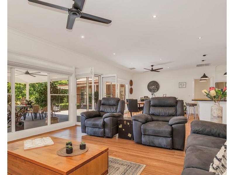 61 Schoeffel Drive, Echuca VIC 3564