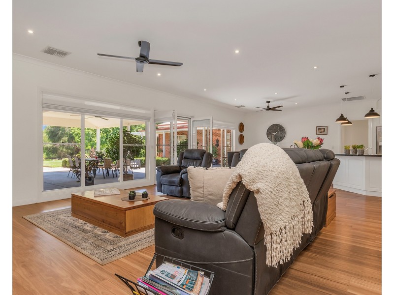 61 Schoeffel Drive, Echuca VIC 3564