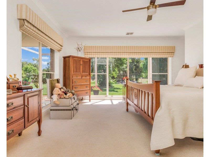 61 Schoeffel Drive, Echuca VIC 3564