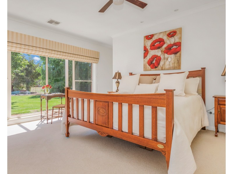 61 Schoeffel Drive, Echuca VIC 3564