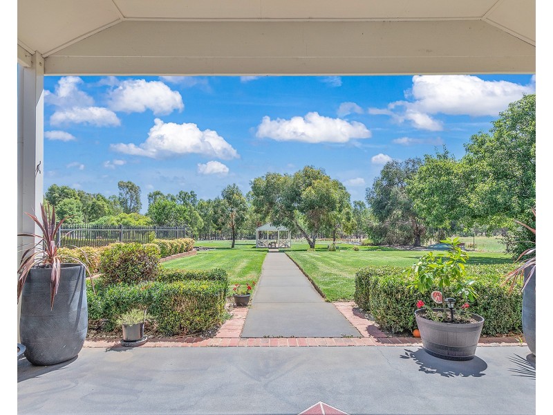61 Schoeffel Drive, Echuca VIC 3564