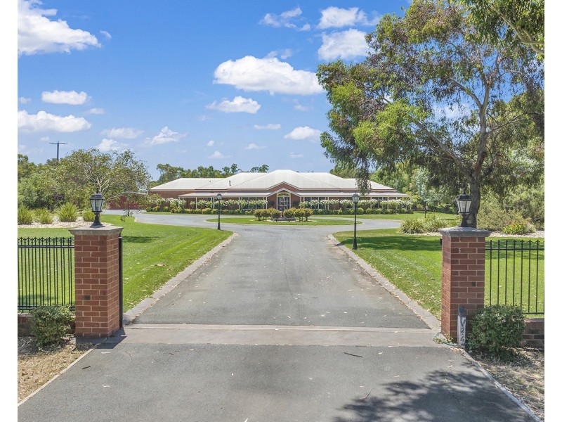 61 Schoeffel Drive, Echuca VIC 3564