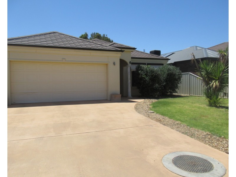 35 Kingfisher Drive West, Moama NSW 2731