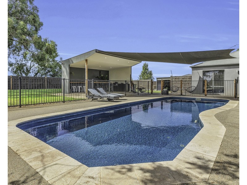8 Charters Drive, Moama NSW 2731