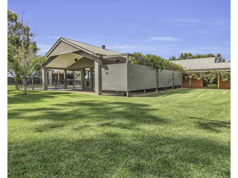 8 Charters Drive, Moama NSW 2731