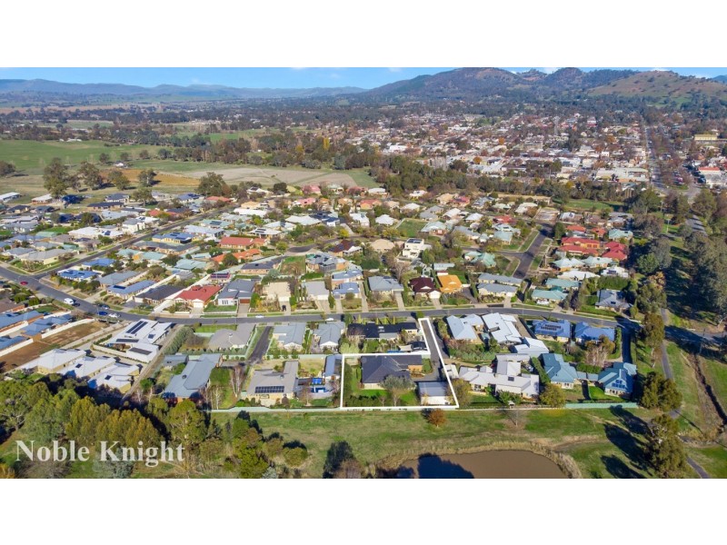 13 Cambridge Drive, Mansfield VIC 3722