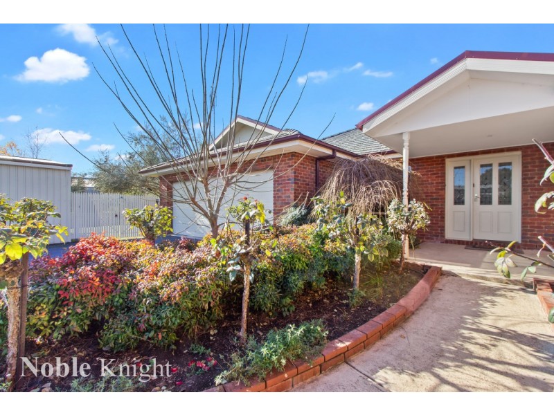 13 Cambridge Drive, Mansfield VIC 3722