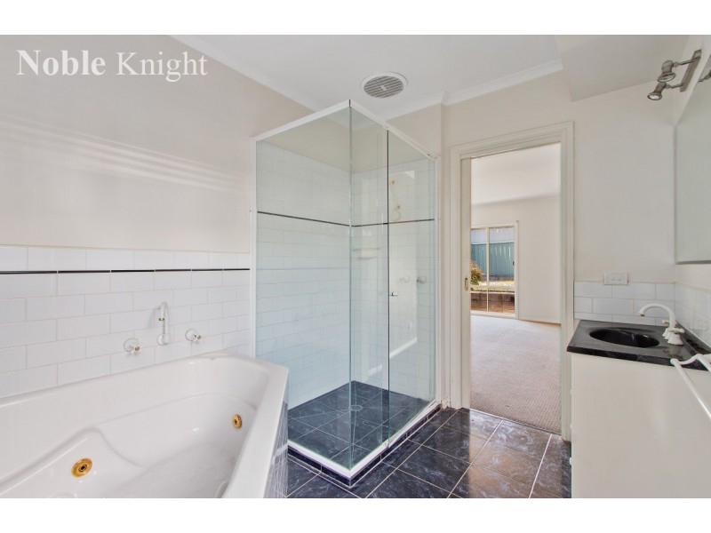 13 Cambridge Drive, Mansfield VIC 3722