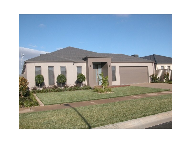 8 Brambuck Avenue, Kialla VIC 3631