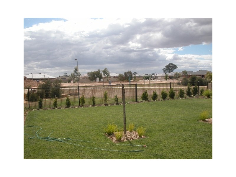 8 Brambuck Avenue, Kialla VIC 3631