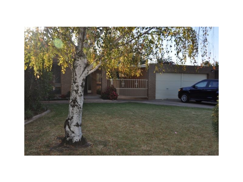 8 Dampier Avenue, Shepparton VIC 3630