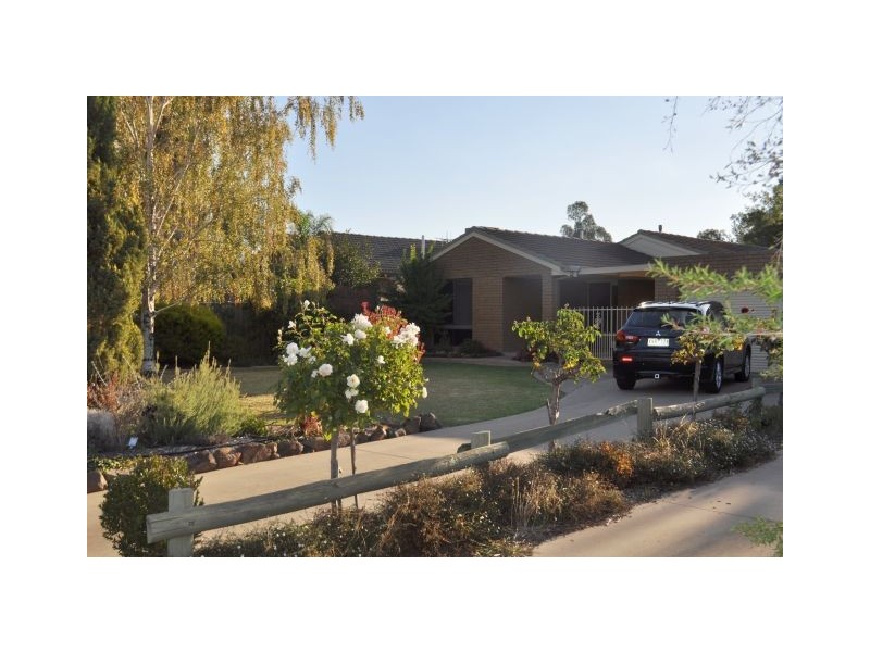 8 Dampier Avenue, Shepparton VIC 3630