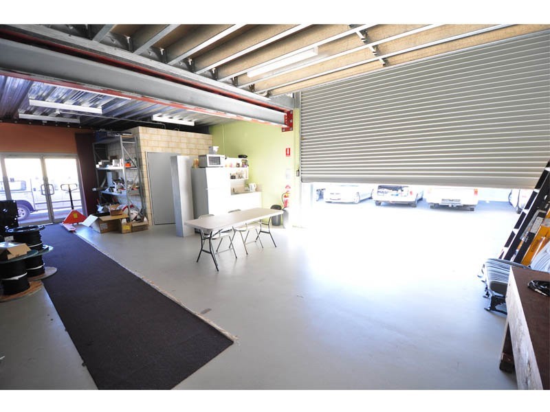 2/4 PARKINSON LANE, Kardinya WA 6163