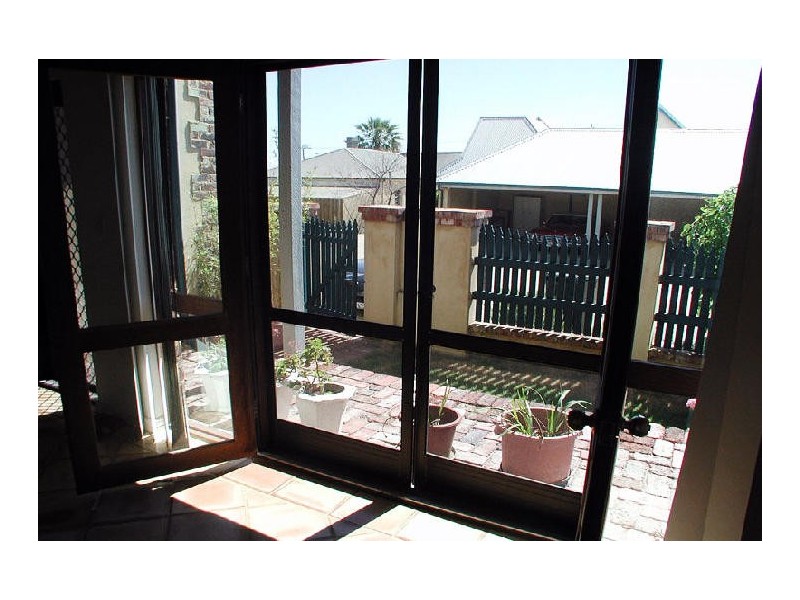 2/100 Stirling Highway, North Fremantle WA 6159