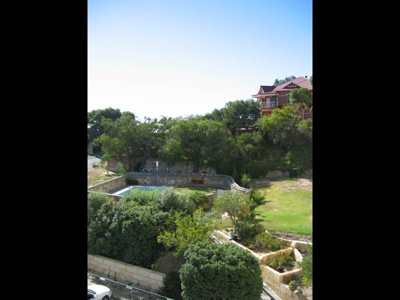 14/2 Angwin, East Fremantle WA 6158