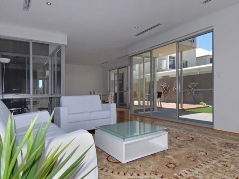 27 Heirisson Way, South Fremantle WA 6162