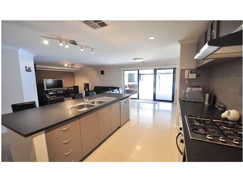 8 BINGHAM DRIVE, Success WA 6164