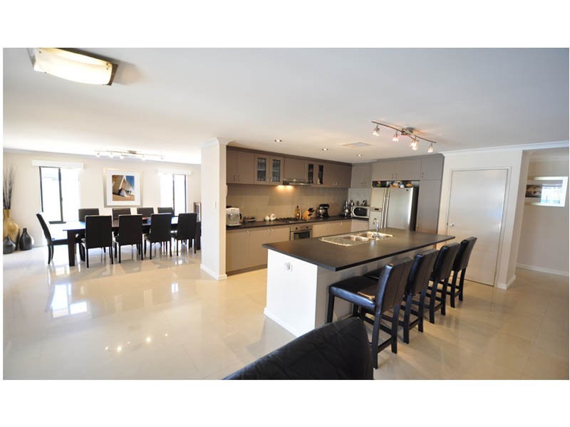 8 BINGHAM DRIVE, Success WA 6164