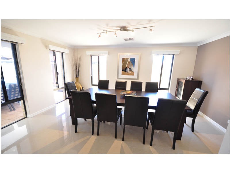 8 BINGHAM DRIVE, Success WA 6164