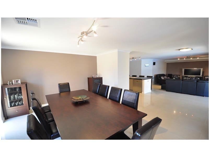 8 BINGHAM DRIVE, Success WA 6164