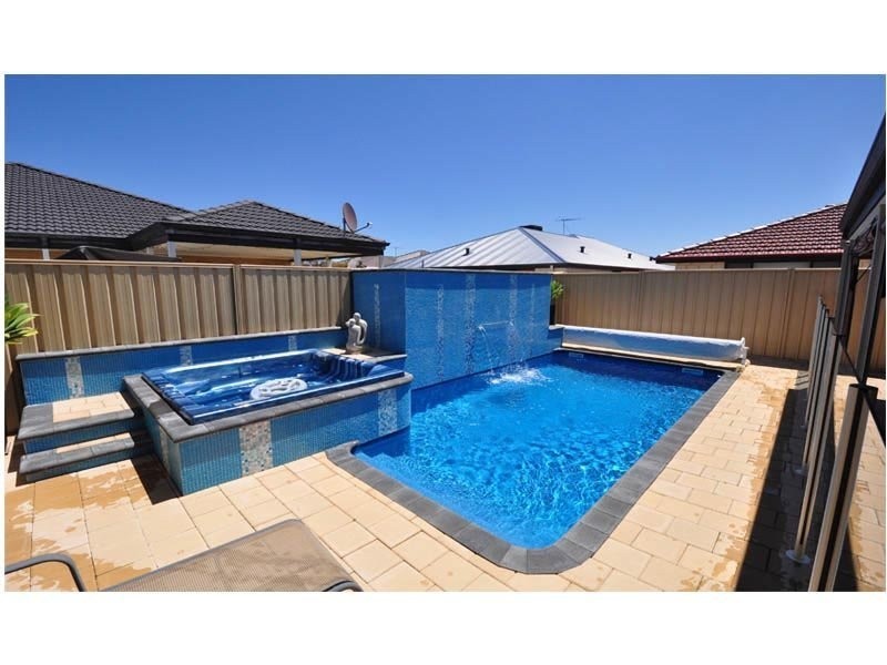 8 BINGHAM DRIVE, Success WA 6164