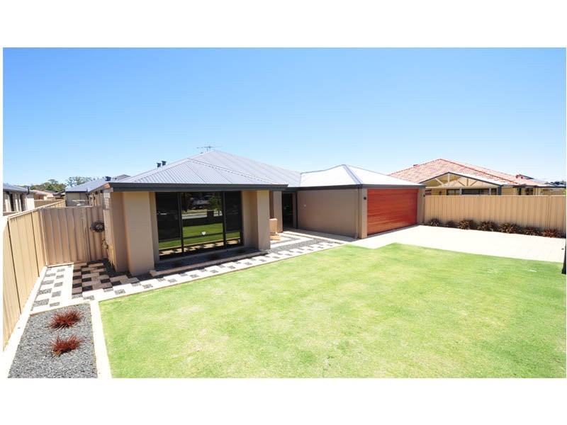 8 BINGHAM DRIVE, Success WA 6164