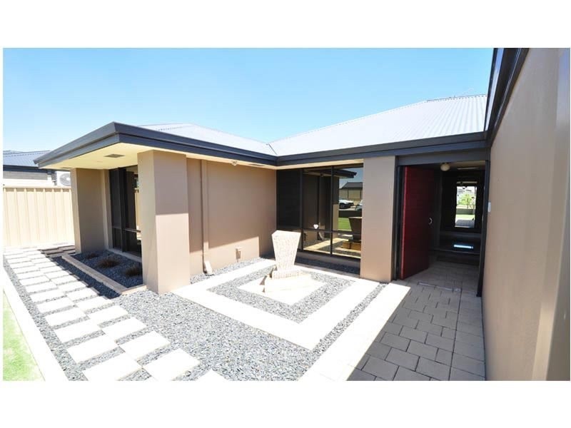 8 BINGHAM DRIVE, Success WA 6164