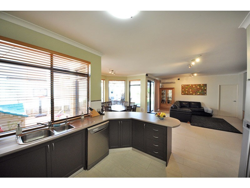 2 Greenwich Parade, Canning Vale WA 6155