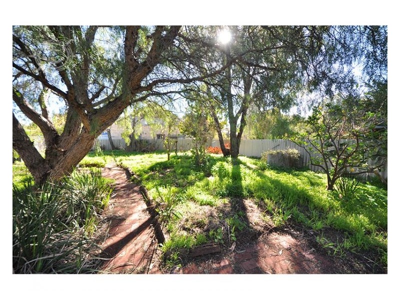 12 Elizabeth Street, White Gum Valley WA 6162