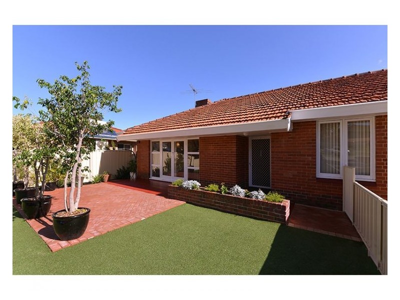 10 Woodley Cres, Melville WA 6156