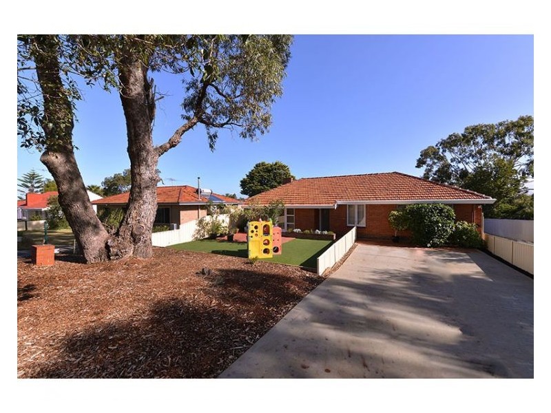 10 Woodley Cres, Melville WA 6156