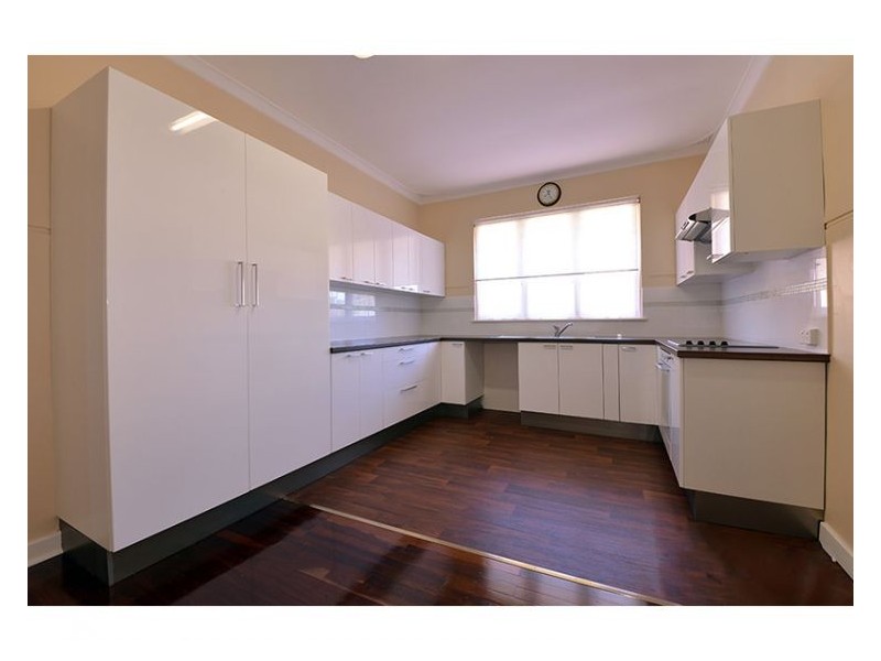 10 Woodley Cres, Melville WA 6156