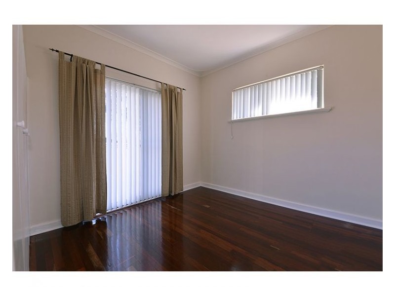 10 Woodley Cres, Melville WA 6156