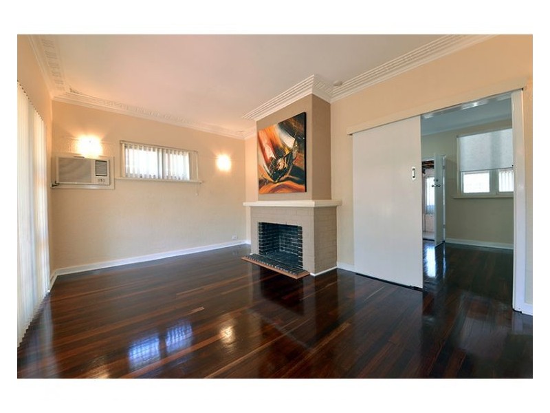 10 Woodley Cres, Melville WA 6156