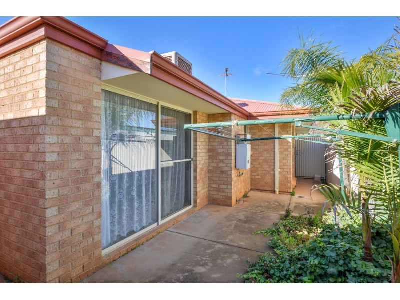 4/128 Burt Street, Boulder WA 6432