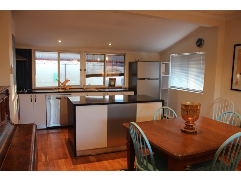 59 Redwood Crescent, Melville WA 6156