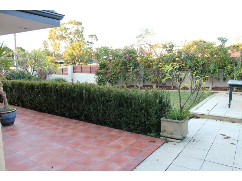 59 Redwood Crescent, Melville WA 6156