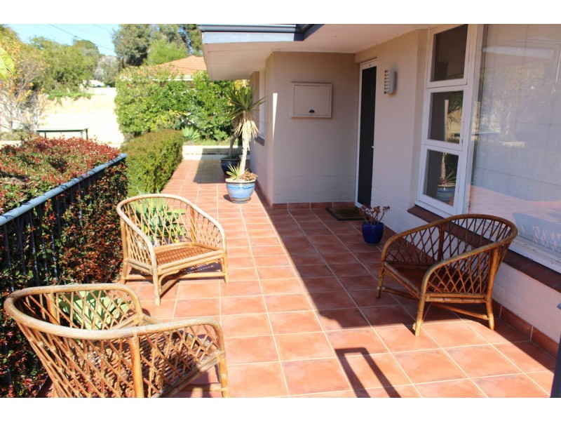 59 Redwood Crescent, Melville WA 6156