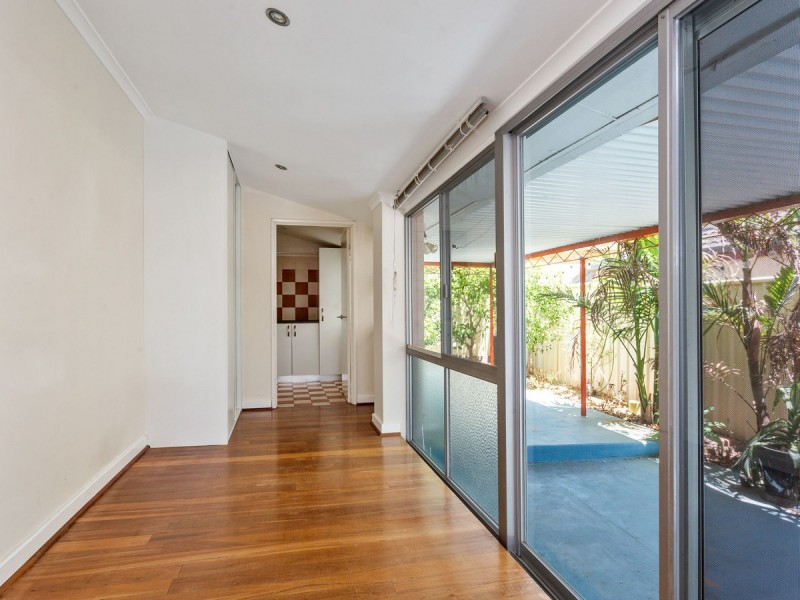 59 Redwood Crescent, Melville WA 6156