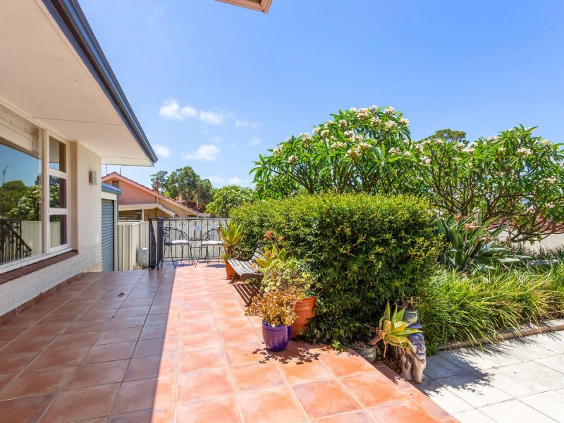 59 Redwood Crescent, Melville WA 6156