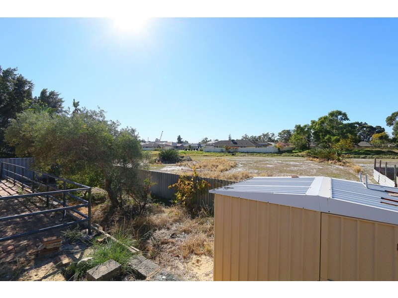 94 Railway Parade, Queens Park WA 6107