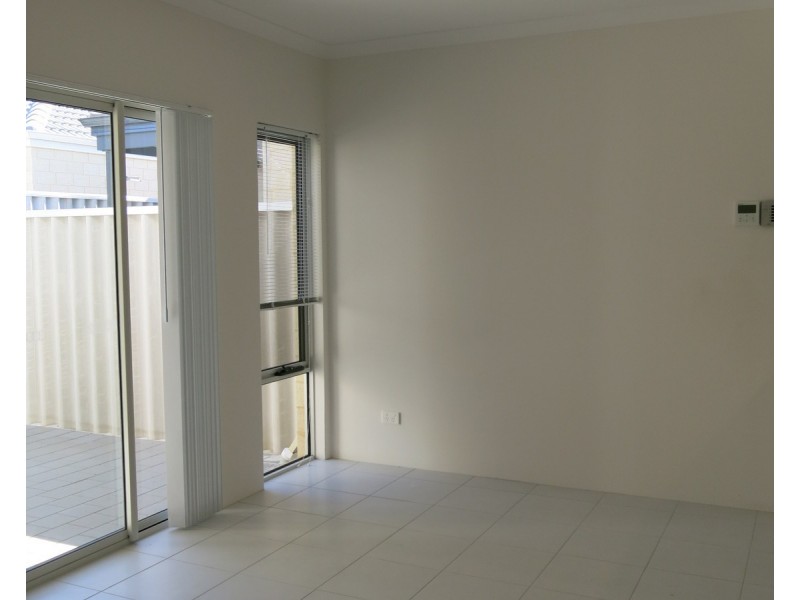 1/4 Skipper Crescent, Success WA 6164