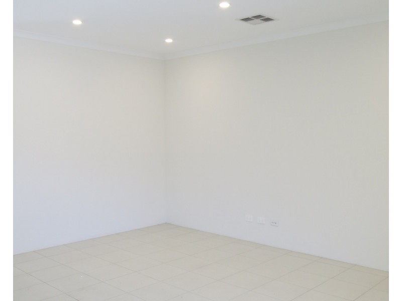 1/4 Skipper Crescent, Success WA 6164