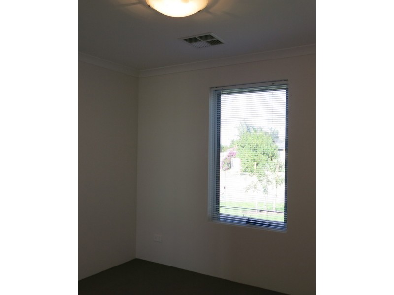 1/4 Skipper Crescent, Success WA 6164